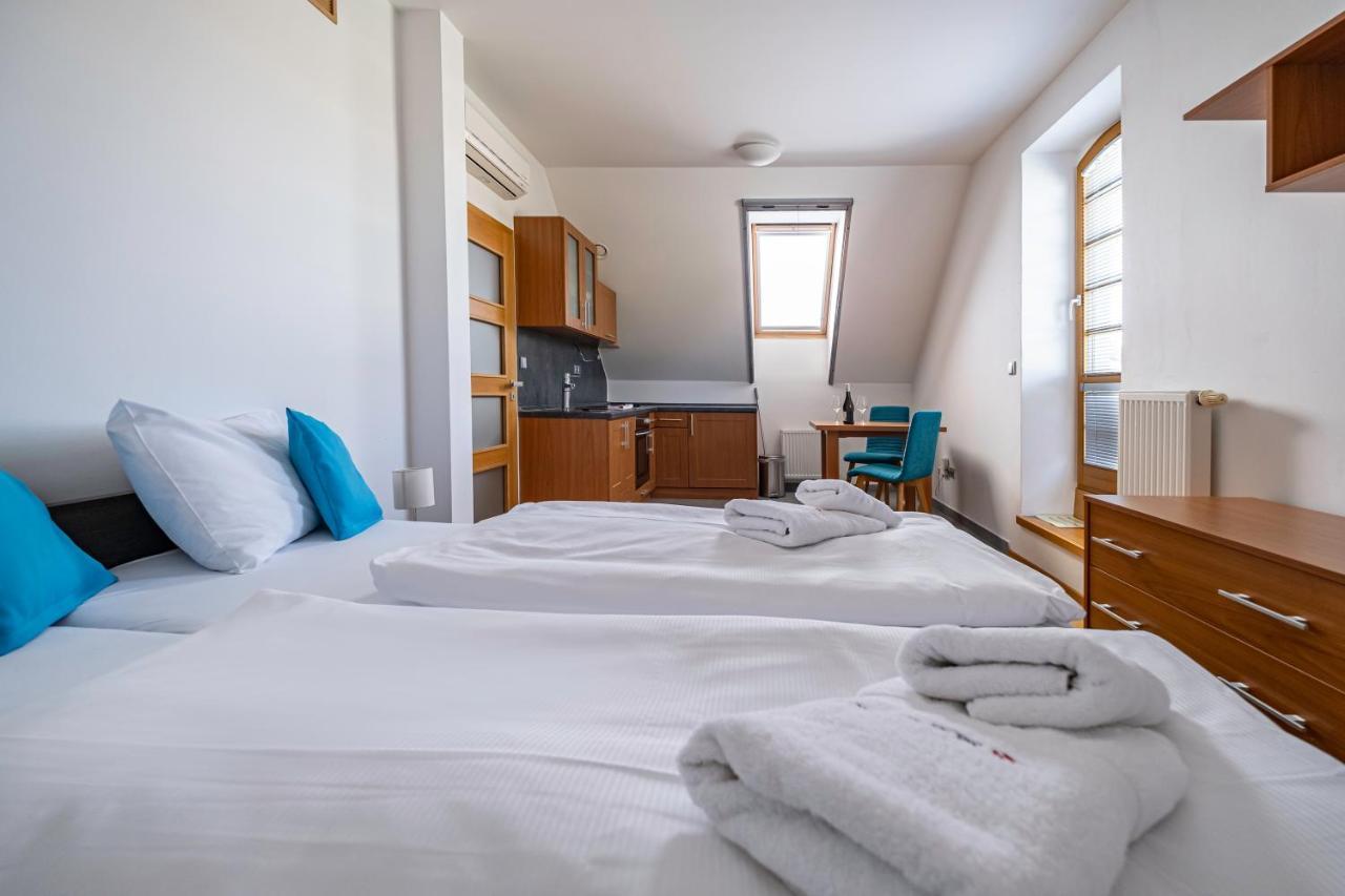 Relax Hotel Stork Lednice Esterno foto