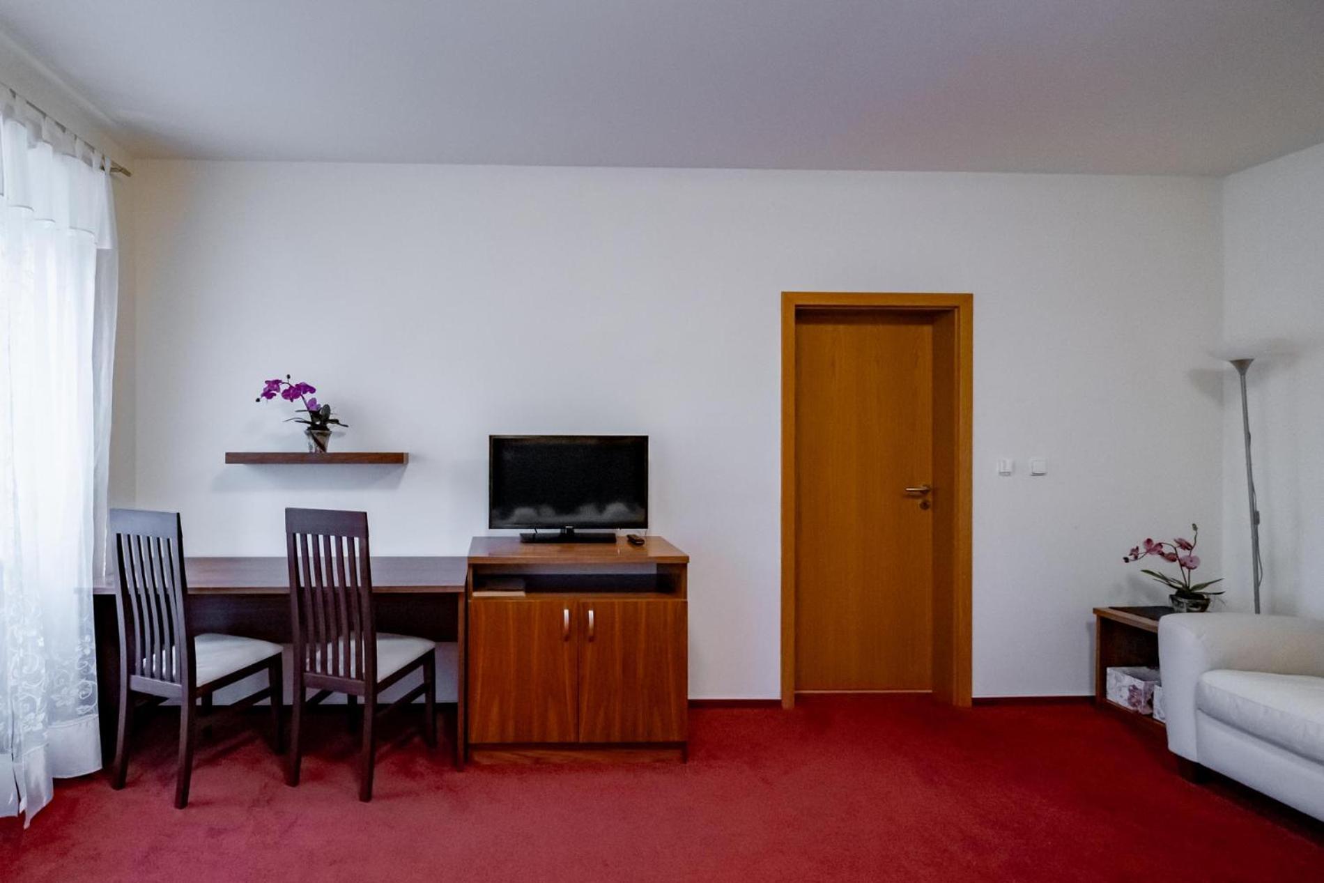 Relax Hotel Stork Lednice Esterno foto