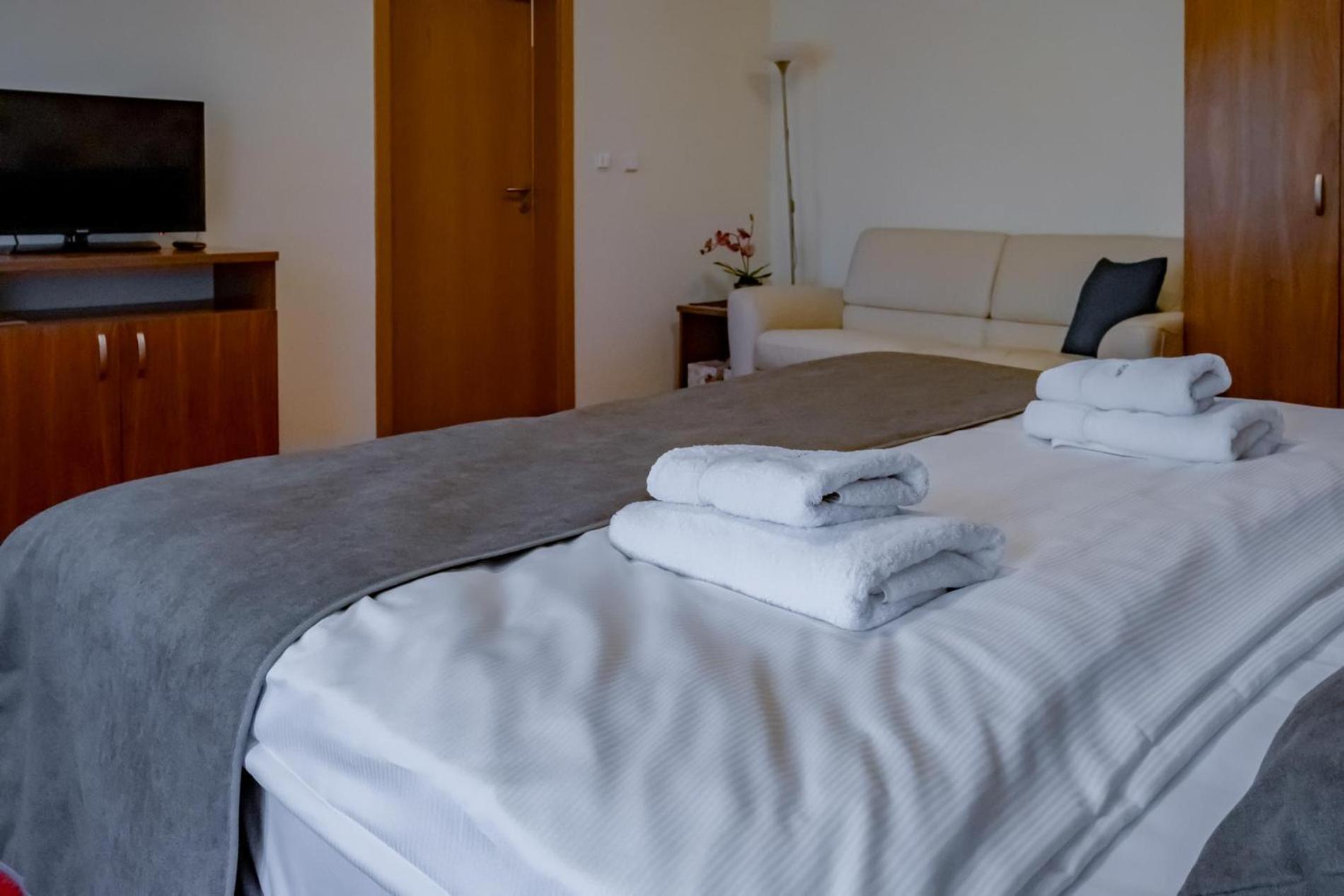Relax Hotel Stork Lednice Esterno foto