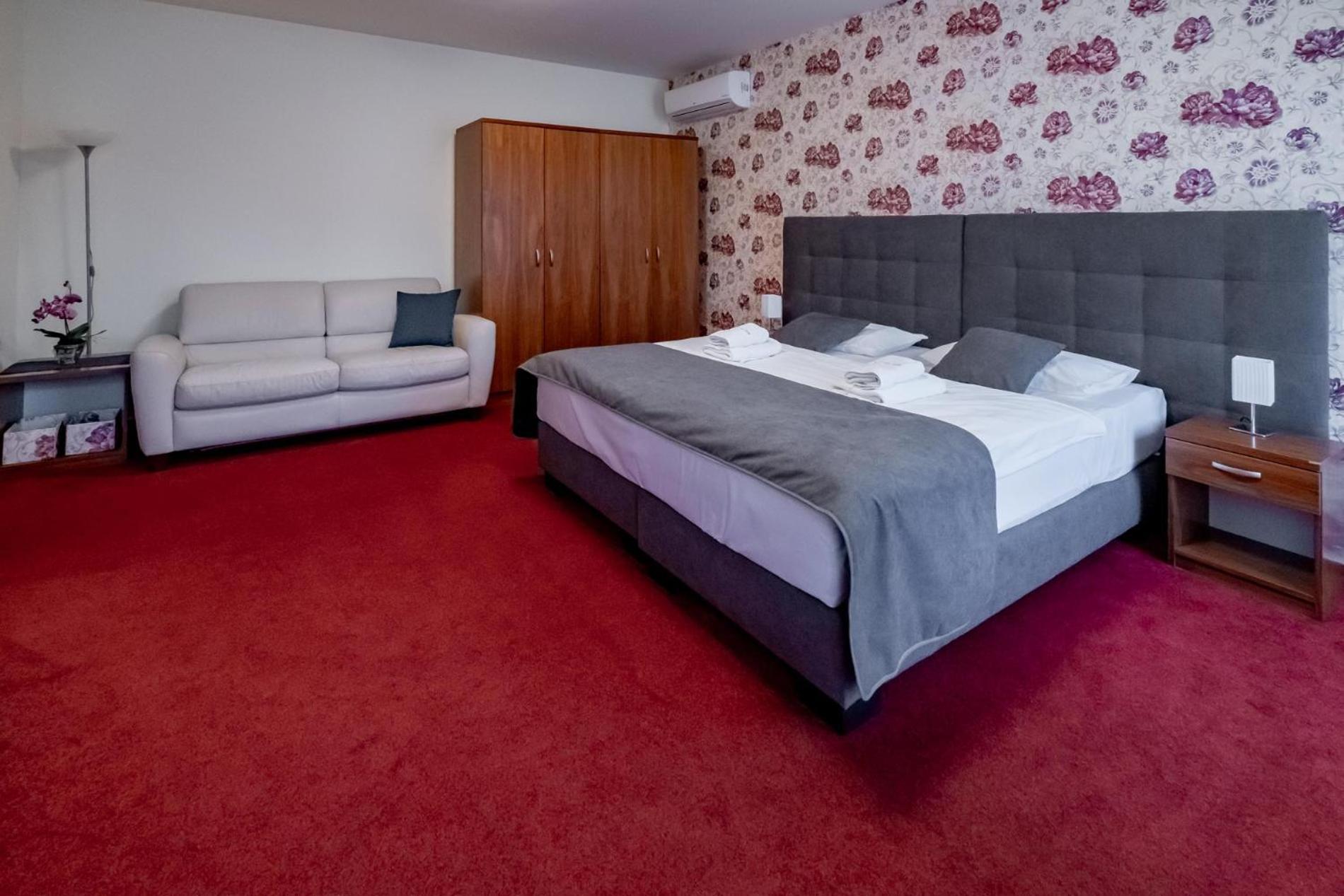 Relax Hotel Stork Lednice Esterno foto